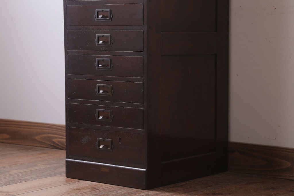 アンティーク家具　アンティーク　シックな古い木の縦型小引き出し