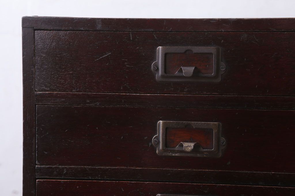 アンティーク家具　アンティーク　シックな古い木の縦型小引き出し