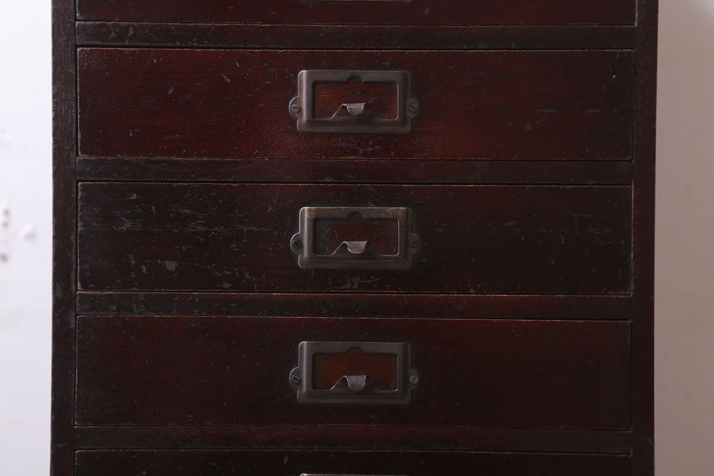 アンティーク家具　アンティーク　シックな古い木の縦型小引き出し