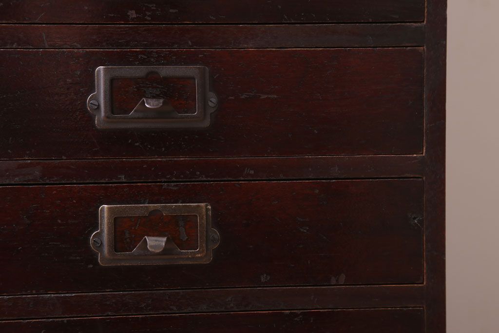 アンティーク家具　アンティーク　シックな古い木の縦型小引き出し