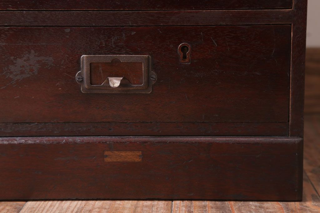 アンティーク家具　アンティーク　シックな古い木の縦型小引き出し