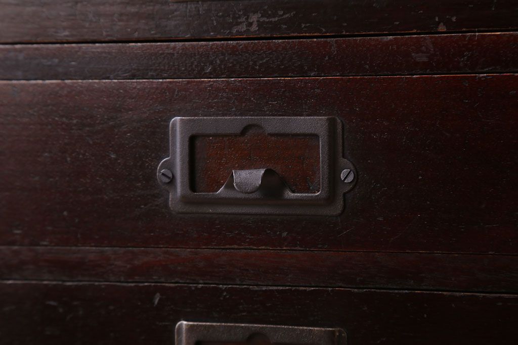 アンティーク家具　アンティーク　シックな古い木の縦型小引き出し