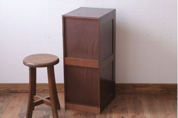 アンティーク家具　アンティーク　シックな古い木の縦型小引き出し