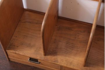 レトロ家具　昭和レトロ　引き出し2杯付き!小振りでレトロな本立て(2)
