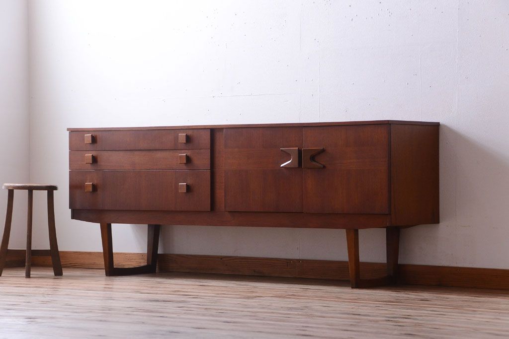 ヴィンテージ家具　北欧ビンテージ　脚付きのおしゃれなサイドボード