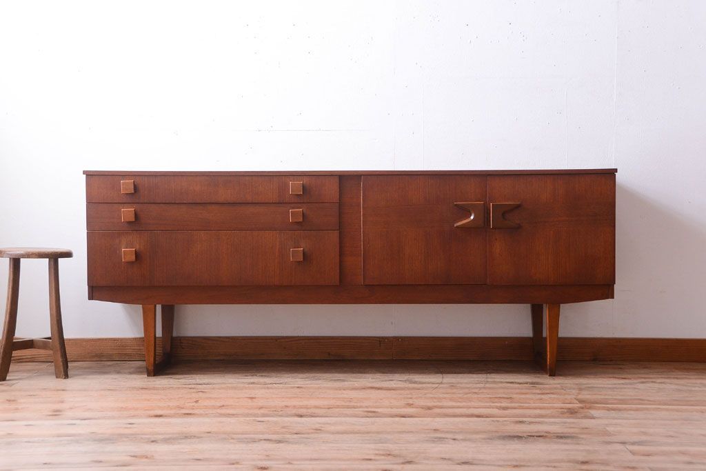 ヴィンテージ家具　北欧ビンテージ　脚付きのおしゃれなサイドボード