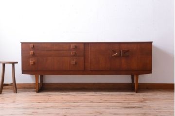 ヴィンテージ家具　北欧ビンテージ　脚付きのおしゃれなサイドボード