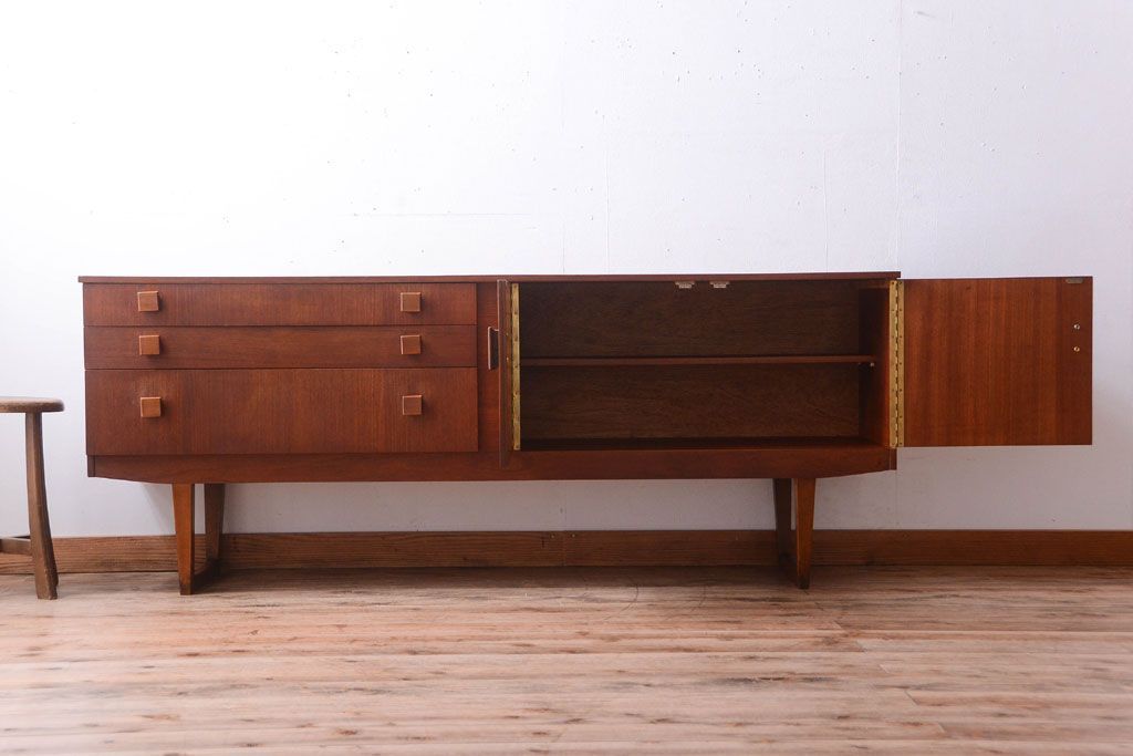 ヴィンテージ家具　北欧ビンテージ　脚付きのおしゃれなサイドボード