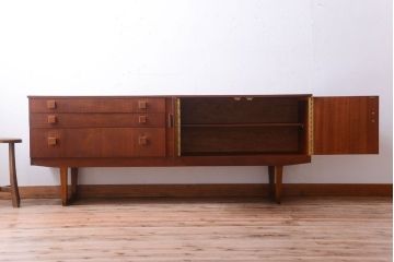 ヴィンテージ家具　北欧ビンテージ　脚付きのおしゃれなサイドボード