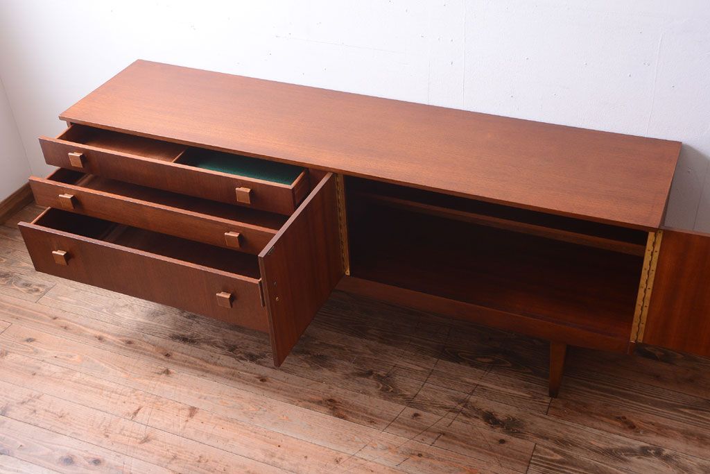 ヴィンテージ家具　北欧ビンテージ　脚付きのおしゃれなサイドボード