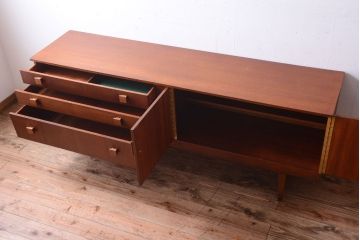 ヴィンテージ家具　北欧ビンテージ　脚付きのおしゃれなサイドボード