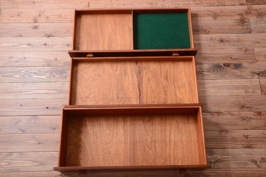 ヴィンテージ家具　北欧ビンテージ　脚付きのおしゃれなサイドボード