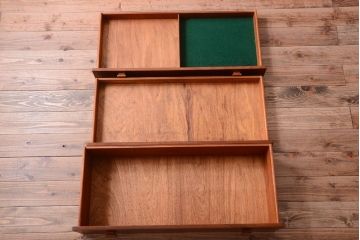 ヴィンテージ家具　北欧ビンテージ　脚付きのおしゃれなサイドボード