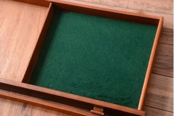 ヴィンテージ家具　北欧ビンテージ　脚付きのおしゃれなサイドボード