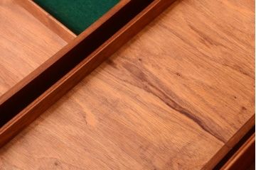 ヴィンテージ家具　北欧ビンテージ　脚付きのおしゃれなサイドボード