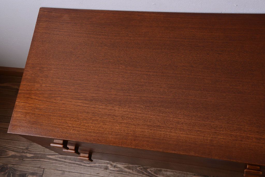 ヴィンテージ家具　北欧ビンテージ　脚付きのおしゃれなサイドボード