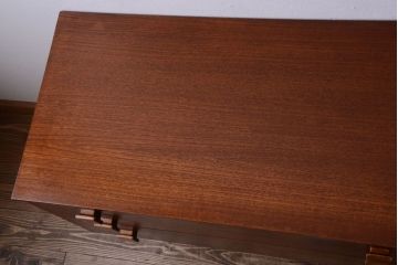 ヴィンテージ家具　北欧ビンテージ　脚付きのおしゃれなサイドボード