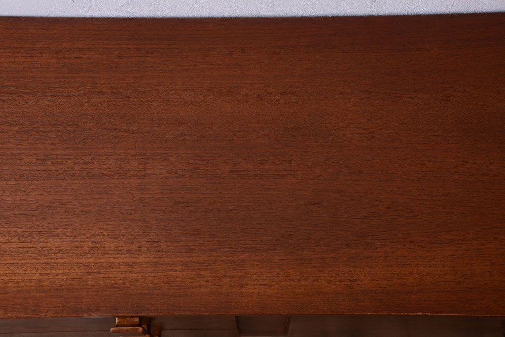 ヴィンテージ家具　北欧ビンテージ　脚付きのおしゃれなサイドボード