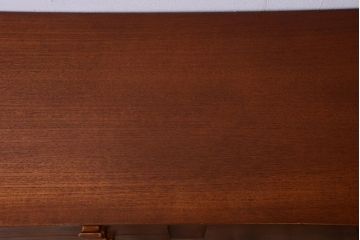 ヴィンテージ家具　北欧ビンテージ　脚付きのおしゃれなサイドボード