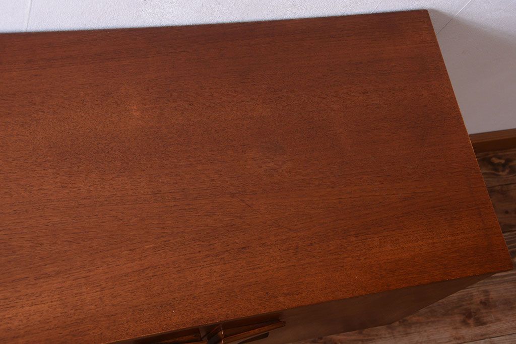 ヴィンテージ家具　北欧ビンテージ　脚付きのおしゃれなサイドボード