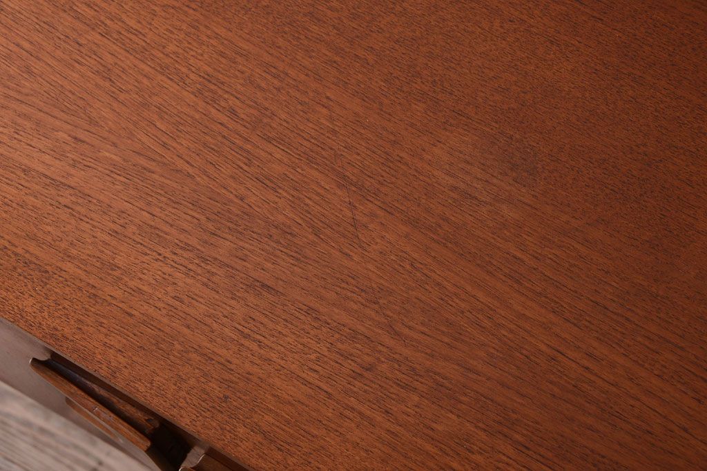 ヴィンテージ家具　北欧ビンテージ　脚付きのおしゃれなサイドボード