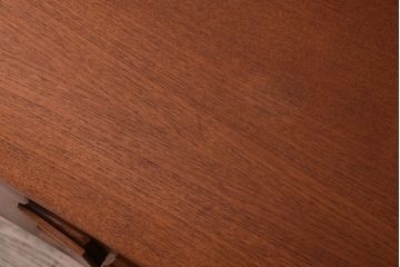 ヴィンテージ家具　北欧ビンテージ　脚付きのおしゃれなサイドボード