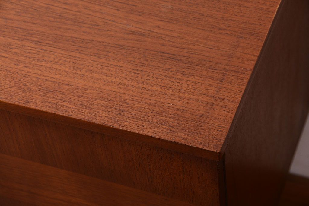 ヴィンテージ家具　北欧ビンテージ　脚付きのおしゃれなサイドボード