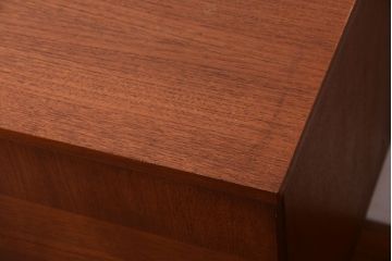 ヴィンテージ家具　北欧ビンテージ　脚付きのおしゃれなサイドボード