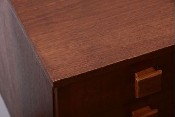 ヴィンテージ家具　北欧ビンテージ　脚付きのおしゃれなサイドボード