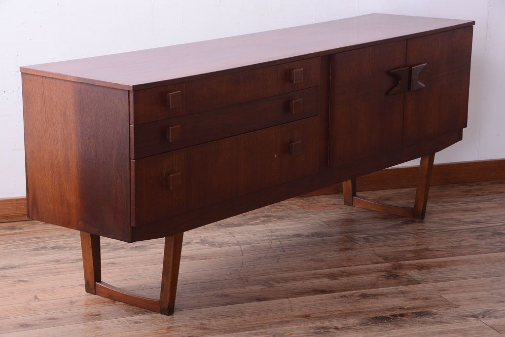 ヴィンテージ家具　北欧ビンテージ　脚付きのおしゃれなサイドボード