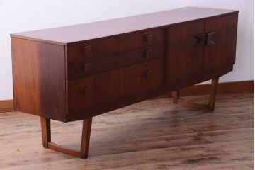 ヴィンテージ家具　北欧ビンテージ　脚付きのおしゃれなサイドボード