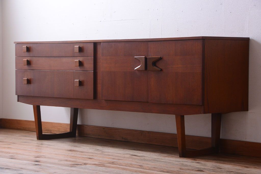 ヴィンテージ家具　北欧ビンテージ　脚付きのおしゃれなサイドボード