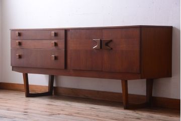 ヴィンテージ家具　北欧ビンテージ　脚付きのおしゃれなサイドボード