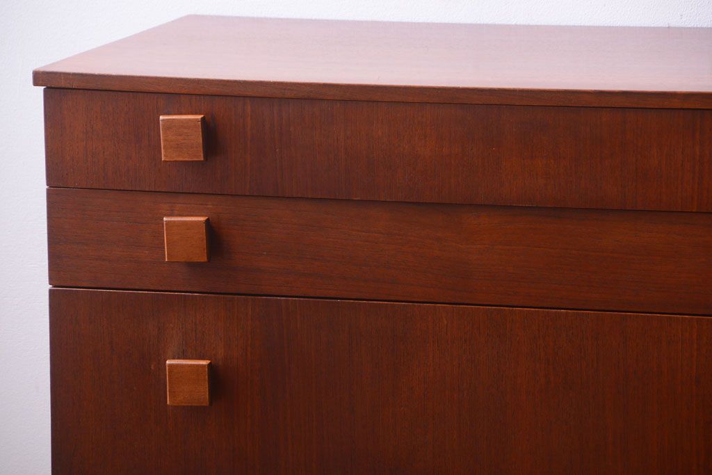 ヴィンテージ家具　北欧ビンテージ　脚付きのおしゃれなサイドボード