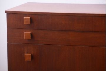 ヴィンテージ家具　北欧ビンテージ　脚付きのおしゃれなサイドボード