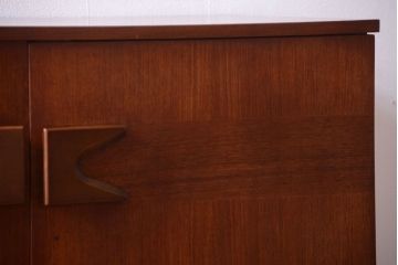 ヴィンテージ家具　北欧ビンテージ　脚付きのおしゃれなサイドボード