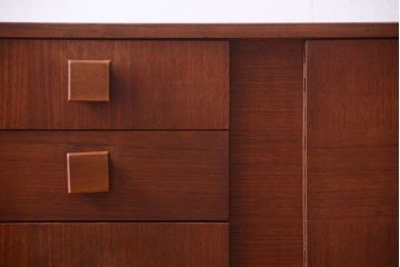 ヴィンテージ家具　北欧ビンテージ　脚付きのおしゃれなサイドボード