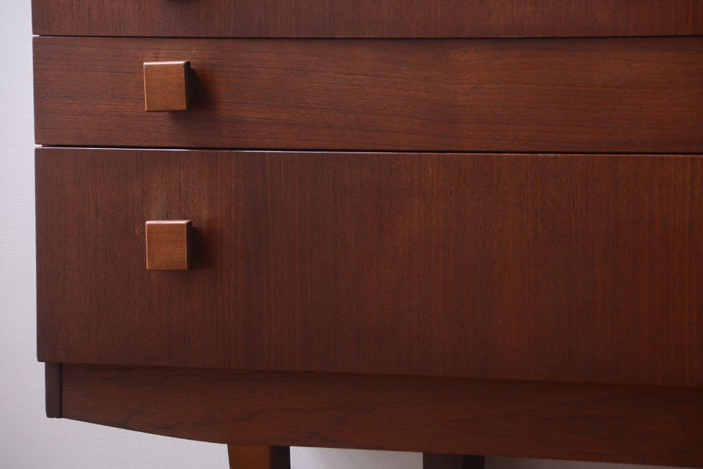 ヴィンテージ家具　北欧ビンテージ　脚付きのおしゃれなサイドボード