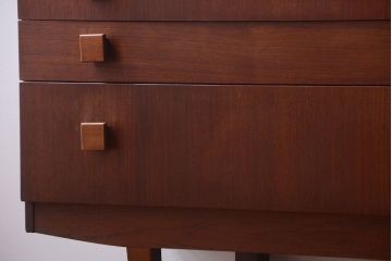 ヴィンテージ家具　北欧ビンテージ　脚付きのおしゃれなサイドボード