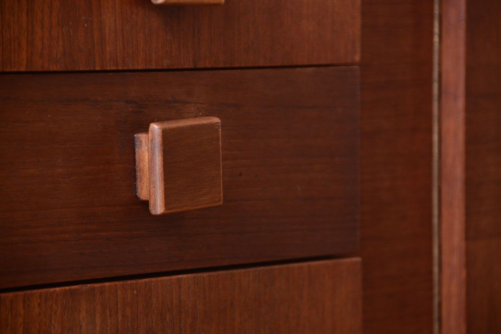 ヴィンテージ家具　北欧ビンテージ　脚付きのおしゃれなサイドボード