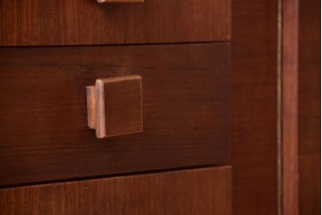 ヴィンテージ家具　北欧ビンテージ　脚付きのおしゃれなサイドボード