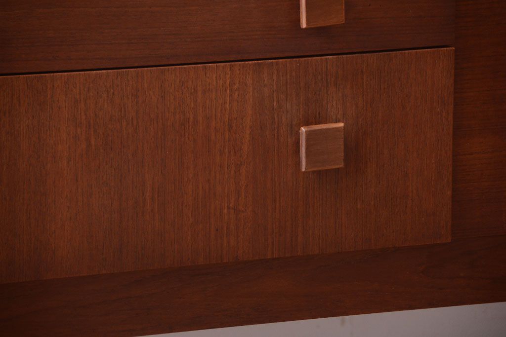 ヴィンテージ家具　北欧ビンテージ　脚付きのおしゃれなサイドボード