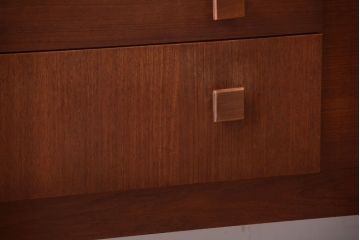 ヴィンテージ家具　北欧ビンテージ　脚付きのおしゃれなサイドボード