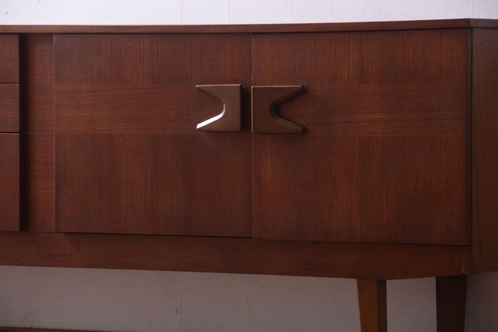 ヴィンテージ家具　北欧ビンテージ　脚付きのおしゃれなサイドボード