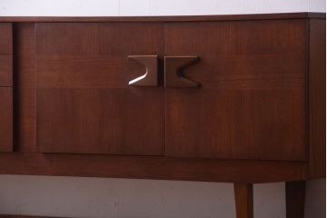 ヴィンテージ家具　北欧ビンテージ　脚付きのおしゃれなサイドボード