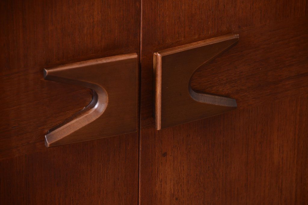 ヴィンテージ家具　北欧ビンテージ　脚付きのおしゃれなサイドボード