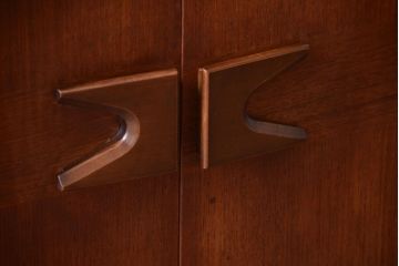 ヴィンテージ家具　北欧ビンテージ　脚付きのおしゃれなサイドボード