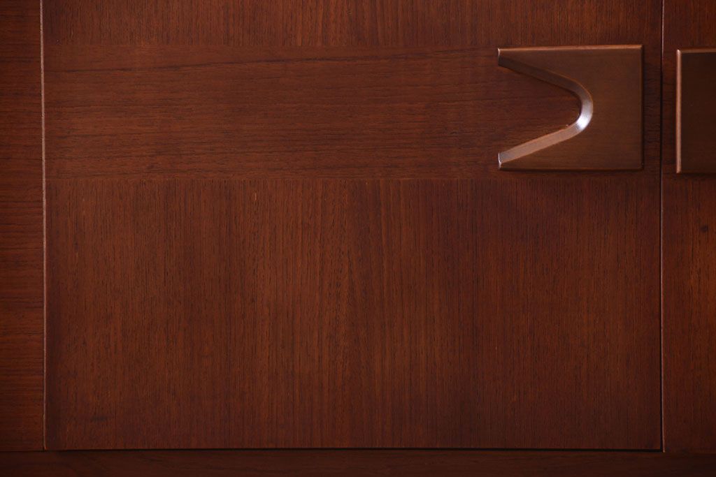 ヴィンテージ家具　北欧ビンテージ　脚付きのおしゃれなサイドボード