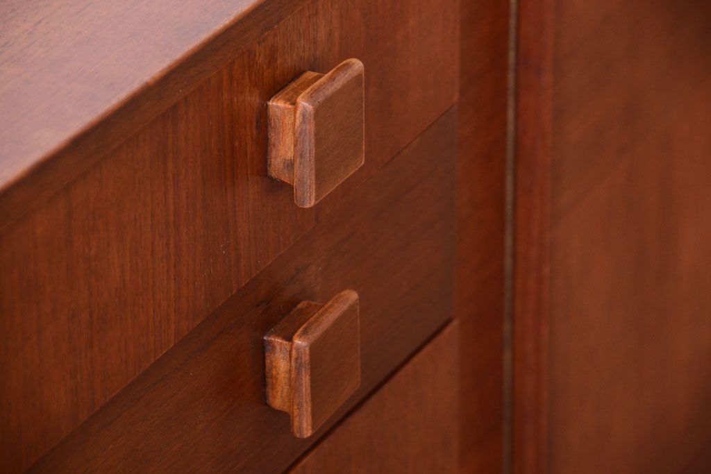 ヴィンテージ家具　北欧ビンテージ　脚付きのおしゃれなサイドボード