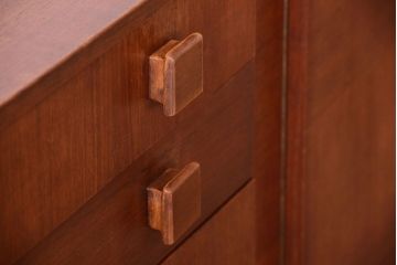 ヴィンテージ家具　北欧ビンテージ　脚付きのおしゃれなサイドボード